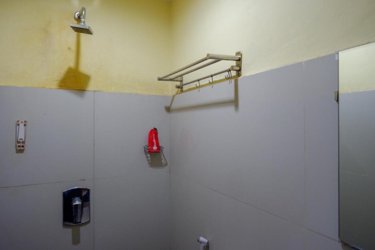Hotel RedDoorz near Citraland Waterpark Kendari Lepoleop Exterior foto